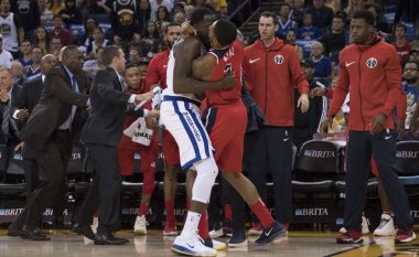 Momenti i kacafytjes mes basketbollistit të Warriors dhe Wizards (Video)