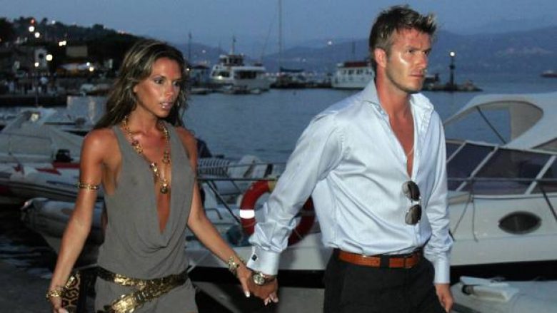 David ‘topless’, Victoria Beckham në bikini marrin poza pran një veture (Foto)