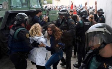 Përplasje në Kataloni: Policia hyn me forcë në qendrën e votimit (Video)