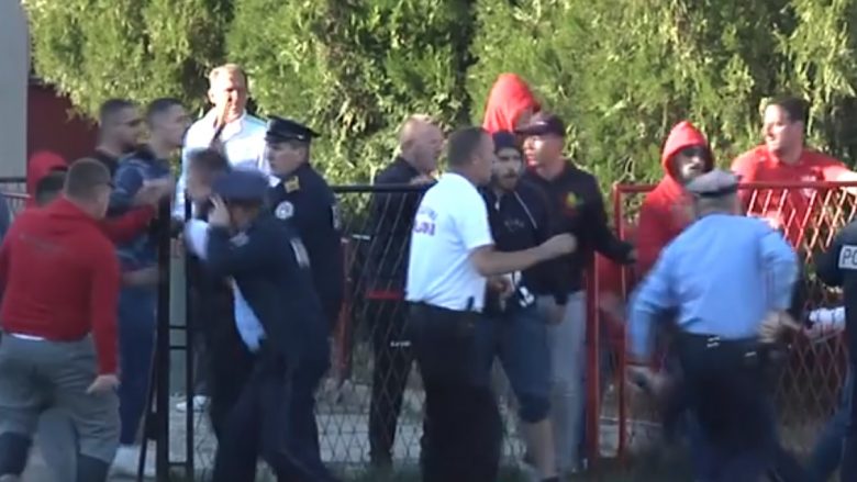 Momenti kur u sulmuan lojtarët e Vëllaznimit nga tifozët e Flamurtarit (Video)