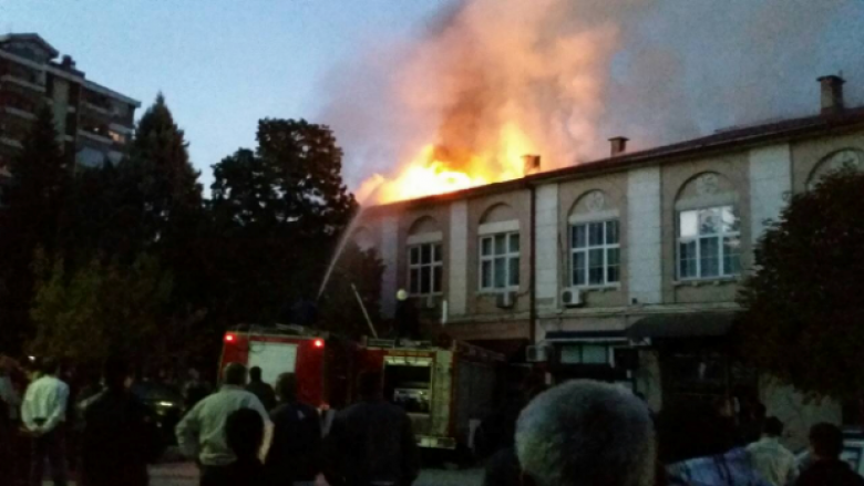 Shuhet zjarri që kaploi ndërtesën e vjetër të Komunës së Kumanovës