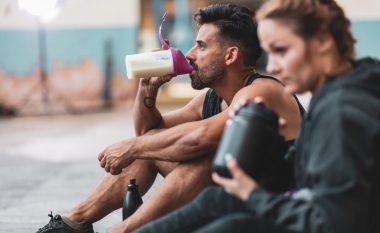 A duhet të pini shejk proteinash pas stërvitjeve?