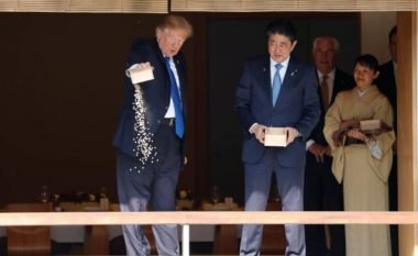 Trump sërish në qendër të vëmendjes: Humb durimin derisa ushqen peshqit me kryeministrin japonez, ua hedh përnjëherë ushqimin (Video)