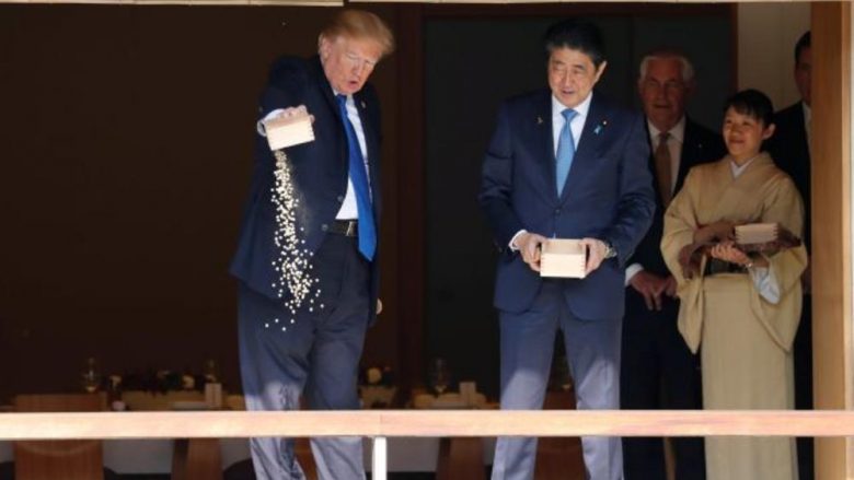 Trump sërish në qendër të vëmendjes: Humb durimin derisa ushqen peshqit me kryeministrin japonez, ua hedh përnjëherë ushqimin (Video)