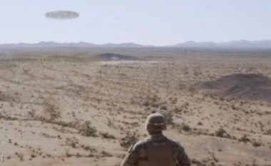 Marinsat amerikanë filmojnë “UFO-të” në shkretëtirë, qëndruan të habitur derisa fluturakja thithte rërën (Video)