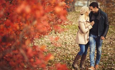 Lidhjet sezonale: Beqarët në kërkim të dashurisë gjatë dimrit, por në kërkim të epshit gjatë verës