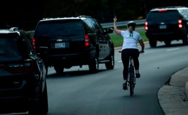 Ia ngriti gishtin e mesit autokolonës së Trumpit, gruaja shkarkohet nga puna