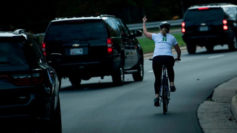 Ia ngriti gishtin e mesit autokolonës së Trumpit, gruaja shkarkohet nga puna