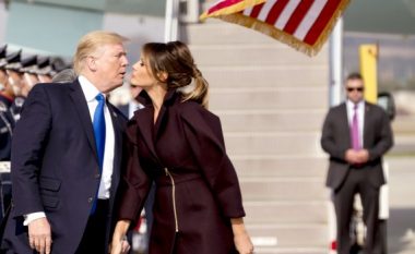 Trump nuk e fsheh dashurinë për Zonjën e Parë, puth Melanian gjatë vizitës në Korenë e Jugut (Foto/Video)