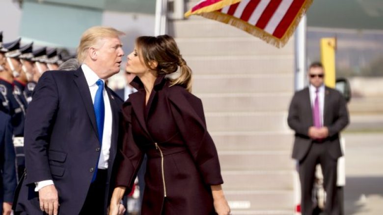 Trump nuk e fsheh dashurinë për Zonjën e Parë, puth Melanian gjatë vizitës në Korenë e Jugut (Foto/Video)