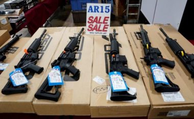 Vrasësit masiv në SHBA preferojnë pushkën automatike AR-15, mbi 8 milionë amerikanë posedojnë një armë të tillë (Video)
