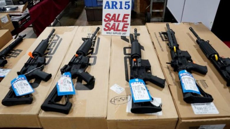 Vrasësit masiv në SHBA preferojnë pushkën automatike AR-15, mbi 8 milionë amerikanë posedojnë një armë të tillë (Video)