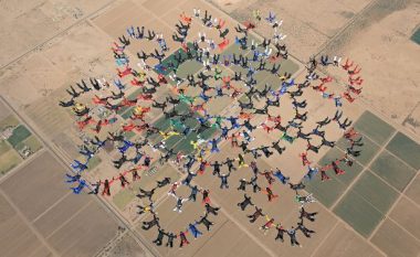 Thyejnë rekordin botëror, 217 parashutistë krijojnë forma të ndryshme me trupat derisa fluturojnë në 5.800 lartësi (Video)