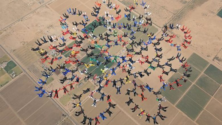 Thyejnë rekordin botëror, 217 parashutistë krijojnë forma të ndryshme me trupat derisa fluturojnë në 5.800 lartësi (Video)