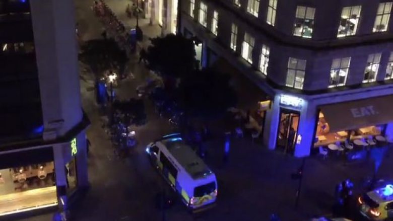 Taksi futet në trotuar dhe shtyp këmbësorët në Londër (Foto/Video)