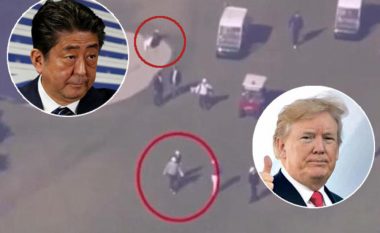 Momenti kur kryeministri japonez rrëzohet dhe rrokulliset derisa po luante golf me presidentin amerikan (Video)