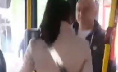 Vajza nga Beogradi shanë shoferin e autobusit për vonesë, ai ia derdh kafenë në fytyrë dhe e nxjerr zvarrë nga autobusi (Video)