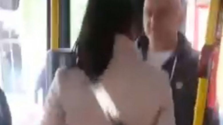 Vajza nga Beogradi shanë shoferin e autobusit për vonesë, ai ia derdh kafenë në fytyrë dhe e nxjerr zvarrë nga autobusi (Video)