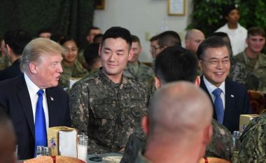 Videoja që po bën xhiron e botës: Ushtari i Koresë së Jugut nuk mund të fshihte gëzimin që ishte ulur pranë Trumpit – e shikonte tinëzisht me “bishta” të syve (Video)