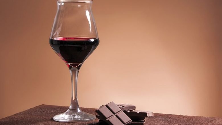 Sekreti për rini të përhershme: Çokollata e zezë dhe vera e kuqe!