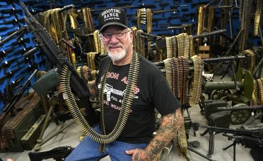 Njeriu më i armatosur në SHBA: Ai posedon pushkë automatike, granatahedhës, flakëhedhës e disa tanke (Foto/Video)