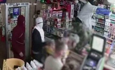Futen në dyqan për ta plaçkitur pronarin, për pak sa nuk e pësojnë keq kur ai i gjuan me revole (Video)