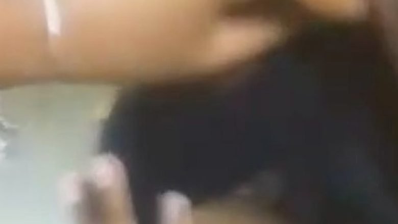 Arsimtarja suspendohet nga puna, filmohet duke ia hequr nga koka shaminë nxënëses myslimane (Video)