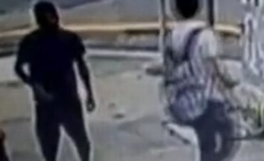 Plaçkitësi i armatosur qëllon me revole adoleshentin në qendër të qytetit, vetëm pse refuzoi t’ia jep portofolin (Video, +18)