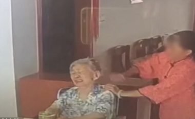 Kujdestarja rrah brutalisht dhe kërcënon me vdekje 93-vjeçaren me Alzhajmer, kamerat e sigurisë filmojnë momentin rrëqethës (Video, +16)
