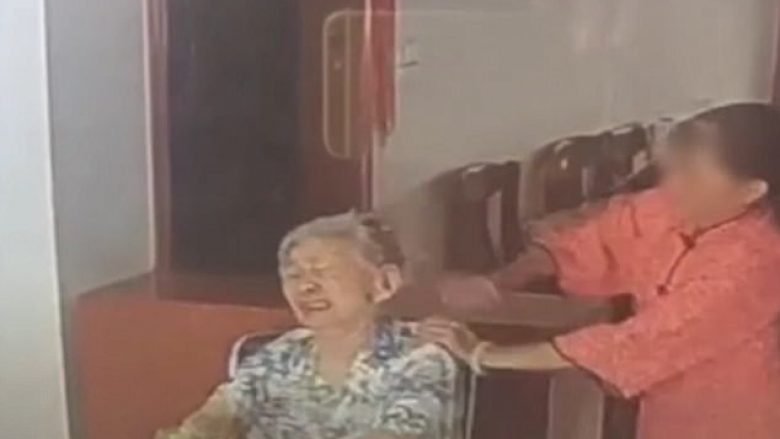Kujdestarja rrah brutalisht dhe kërcënon me vdekje 93-vjeçaren me Alzhajmer, kamerat e sigurisë filmojnë momentin rrëqethës (Video, +16)