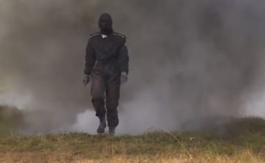 As minat e zjarri nuk i bëjnë “asgjë” këtij kostumi special (Video)