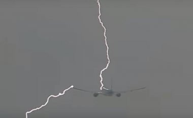 Pamje rrëqethëse, aeroplani me pasagjerë goditet nga rrufeja (Video)
