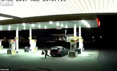 Futet në pompën për të paguar benzinën, nga bagazhi i veturës ikë gruaja të cilën e kishte kidnapuar – kamerat e sigurisë filmojnë momentin rrëqethës (Video)