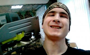 Nxënësi masakron profesorin me thikë dhe sharrë elektrike, poston në internet selfie pranë kufomës – më pas kryen vetëvrasje (Foto/Video, +18)
