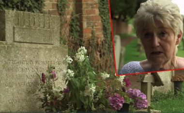 Dëshironte të zbulonte kush ishte personi misterioz që për 70 vite dërgoi lule në varrin e vëllait të saj, u habit kur e kuptoi se ai ishte shoku i fëmijërisë (Foto/Video)