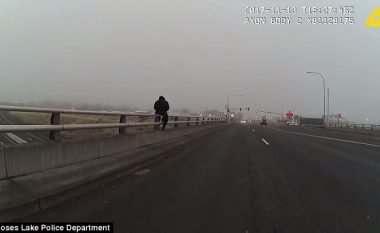 Deshi të bëjë vetëvrasje duke kërcyer nga ura, polici e shpëton në momentin e fundit (Video)