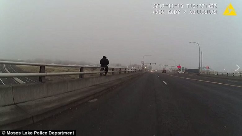 Deshi të bëjë vetëvrasje duke kërcyer nga ura, polici e shpëton në momentin e fundit (Video)