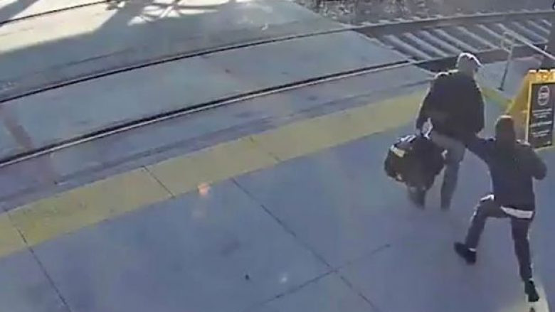 I verbëri për pak sa nuk shtypet nga treni derisa po tentonte të kalonte binarët, shpëtohet nga i panjohuri (Video)