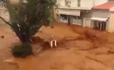 Rrugët e qyteteve greke janë përmbysur pas shirave të rrëmbyeshëm, veturat, autobusët e kamionët lundrojnë sikur të ishin anije (Video)