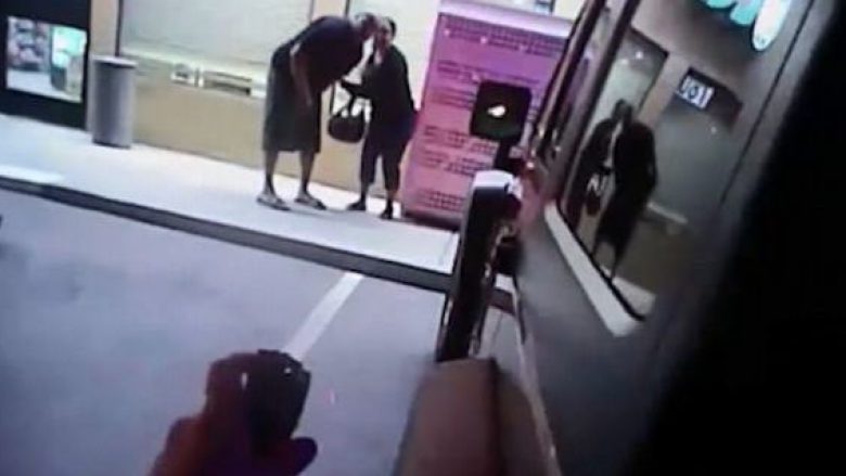 Policia qëllon për vdekje burrin që mbante peng gruan e tij, publikohen pamjet rrëqethëse (Video, +18)