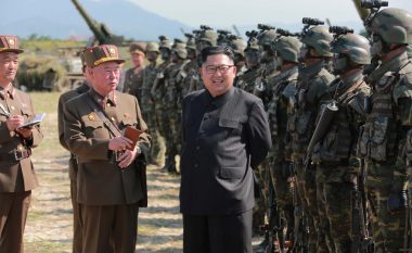 Kim Jong-un zhgënjen njësitet elitare, ushtarëve të uritur u dhuroi cigare (Video)