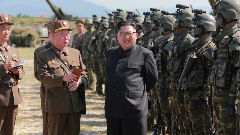 Kim Jong-un zhgënjen njësitet elitare, ushtarëve të uritur u dhuroi cigare (Video)