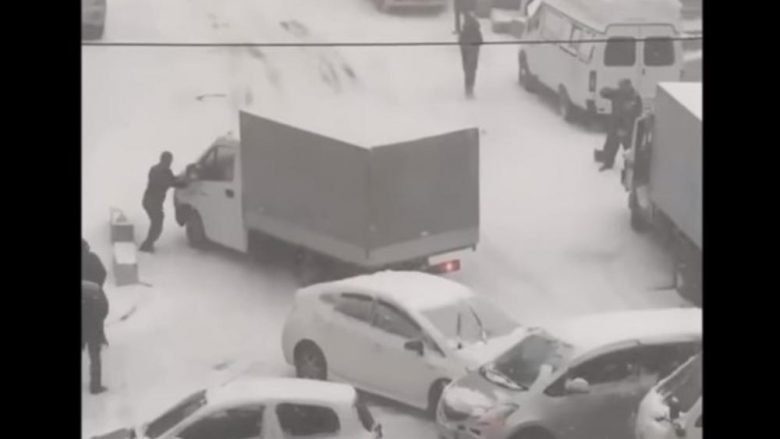 Kur bie borë në Rusi: Aksidente zinxhirore, veturat bëjnë patinazh (Video)