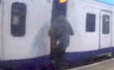 Rrezikuan jetën duke filmuar veten mbi trenin që lëvizte me shpejtësi të madhe, e bënë për të fituar klikime në YouTube (Video)