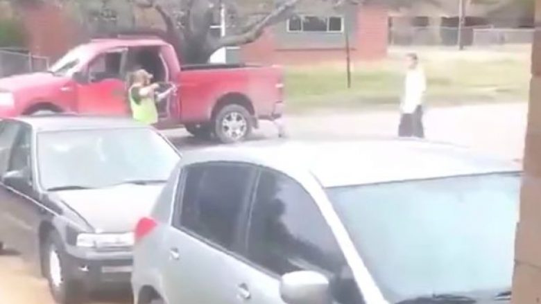 Qëllohet me pushkë në gjoks nga fqinji pas një zënke që kishin për një qen – publikohen pamjet (Video, +18)