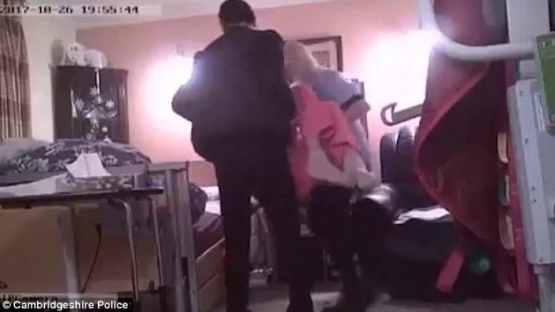 Filmohen tinëzisht duke hedhur në shtrat 88-vjeçaren sikur të ishte “thes me patate”, çifti dënohet me 6 muaj burgim (Video)