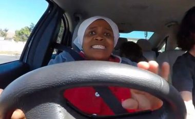 Reagimet qesharake të gruas, e cila për herë të parë ulet pranë timonit dhe mësohet të vozit (Video)