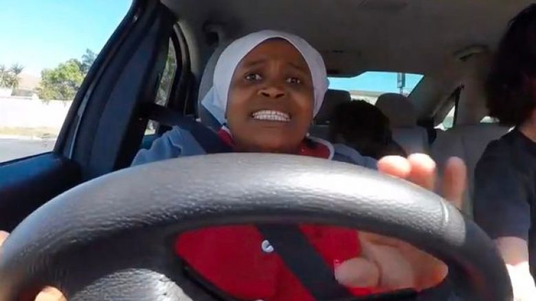 Reagimet qesharake të gruas, e cila për herë të parë ulet pranë timonit dhe mësohet të vozit (Video)
