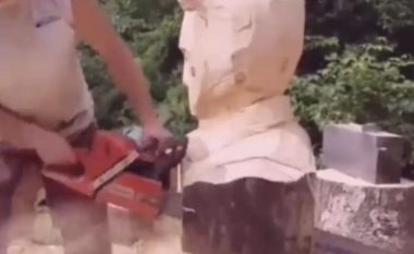 Mori motosharrën në dorë dhe nga druri realizoi portretin e Elvis Presley (Video)