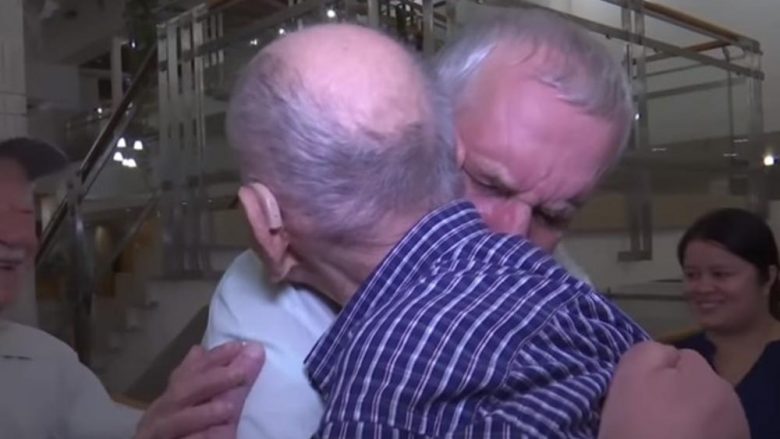 Gjyshi 102-vjeçar mendonte se e gjithë familja i është ekzekutuar gjatë holokaustit, këto ditë është takuar me nipin e humbur (Foto/Video)